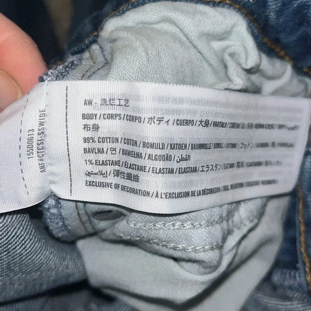 Abercrombie & Fitch Curve Love High Rise Distressed Straight‎ Leg Mom Jean.